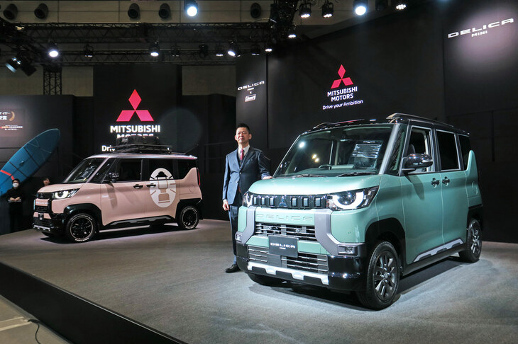 「三菱デリカミニ」と、同車の開発を主導した三菱自動車 商品戦略本部チーフ・プロダクト・スペシャリストの藤井康輔氏。