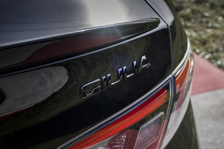 トランクリッドに備わるダークカラーの「GIULIA」バッジ。