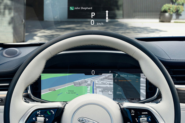 標準装備アイテムとなるヘッドアップディスプレイ。ウインドスクリーンに速度やナビ情報が映し出される。