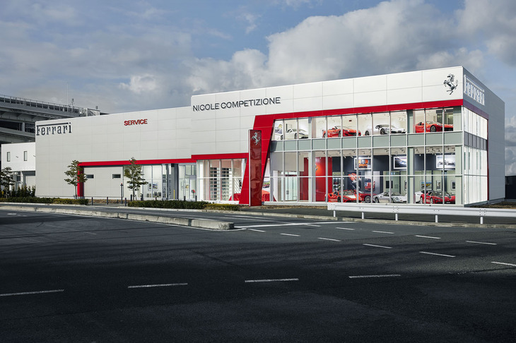 「ニコル・コンペティツィオーネ プレオウンドショールーム＆サービスセンター」は第三京浜および首都高速神奈川7号横浜北線の港北IC出口正面に位置している。