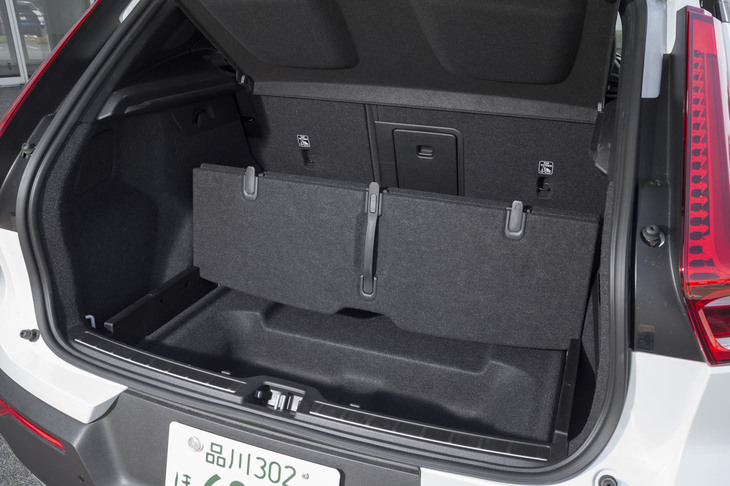 荷室のフロアパネルは、写真のように山折りにして、パーティションとして使える。これにより、小さな荷物を安定させたり、凸部のフックにバッグ類をかけたりすることが可能になる。