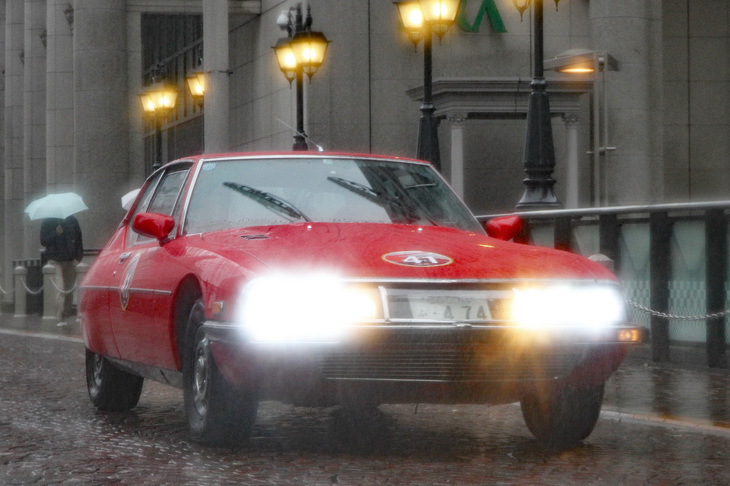 点灯したライトによって、幻想的な雰囲気を醸し出した1975年「シトロエンSM」。