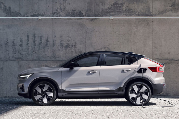 EVの大幅なラインナップ拡充をもくろむボルボ。2021年6月に発表された「C40リチャージ」は、その嚆矢（こうし）となるモデルで、ボルボ初のEV専用プラットフォームを採用。同年秋の生産開始が予定されている。