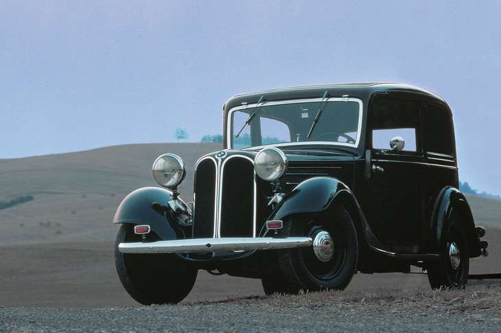 BMW初のオリジナル四輪車である「303」。フロントには2つに分割されたグリルが備わっている。