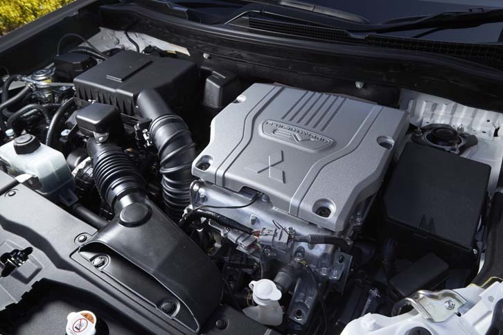 パワーユニットは、2リッター直4エンジンに、フロントとリアにそれぞれ1基ずつのモーターが組み合わされ、4輪を駆動する。