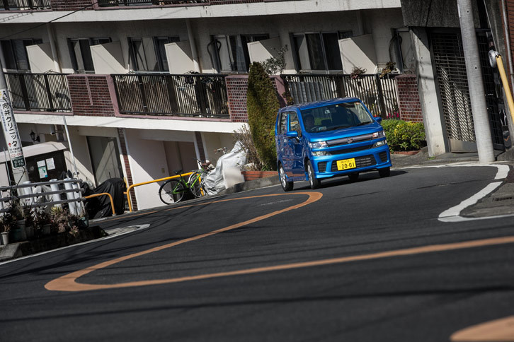 新型「ワゴンR」では、マイルドハイブリッド機構の採用により短時間のEV走行が可能となった。