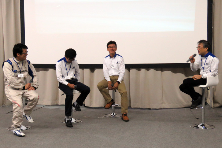 阿部一博氏（写真中央）と「スバルドライビングアカデミー」のチーフインストラクターによるトークセッションの様子。講習には実験部のメンバーだけでなく、運転支援システムや電動化技術の開発部門など、さまざまな部署のメンバーが参加しているという。