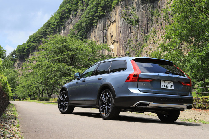 迫力ある景観で知られる天然記念物「材木岩」の前で。シルバーインサート付きのリアバンパーは、「V90クロスカントリー」ならではの装備。