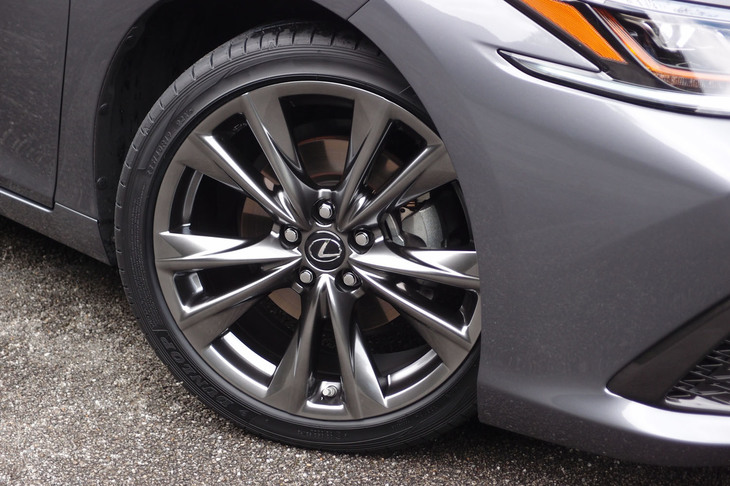 レクサスES300h“Fスポーツ”（アルミホイール）
