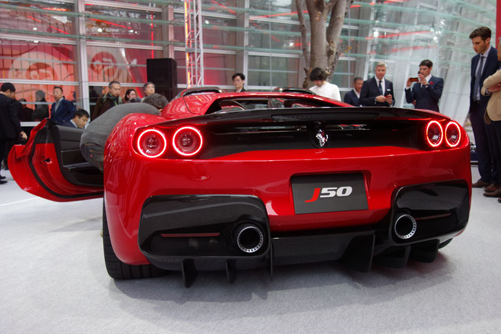 リアディフューザーはジェットエンジンのアフターバーナーに着想を得たという。エンブレムの上には、大きなリアスポイラーが備わる。