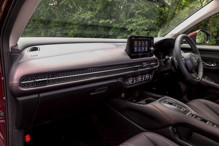 各部にソフト表皮が巻かれたインテリア。内装の質感については、主要コンポーネントを共有する「シビック」より一段上の印象を受ける。