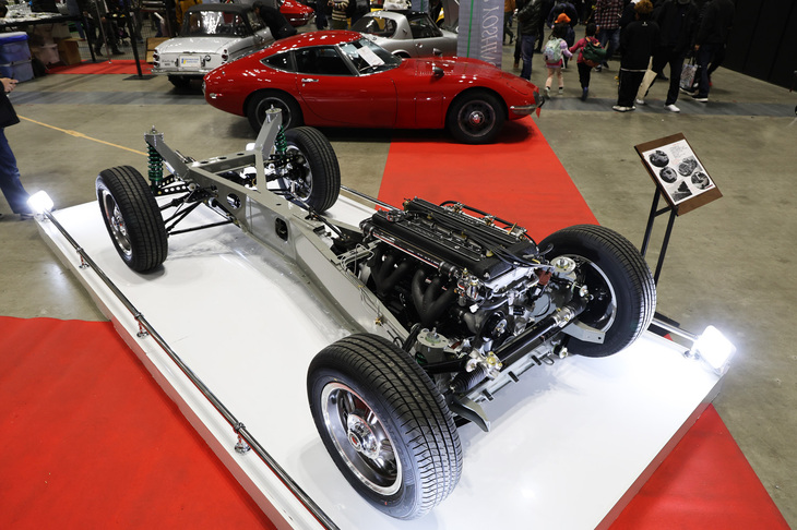 「トヨタ2000GT」を得意とするビンテージカー ヨシノが展示した、ピカピカに仕上げられたそのベアシャシー。「ロータス・エラン」に範をとったといわれるX型フレームをはじめとする構造がよく分かる。
