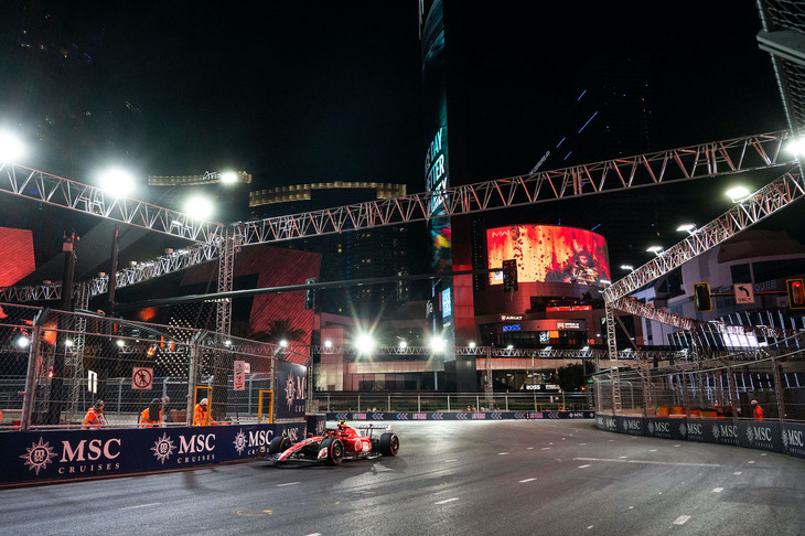 フェラーリのサインツJr.（写真）にとって、ラスベガスGPは不運な事故から始まった。最初のプラクティス早々に突如マシンがストップ、路面に配備されたウオーターバルブのふたが強大なダウンフォースにより吸い上げられサインツJr.のフェラーリに当たり、マシンやパワーユニットなどにダメージを負ってしまったのだ。これでパワーユニットを交換せざるを得ず、10グリッド降格のペナルティーを受けることに。ルールはルール、とはいえ不可抗力によるペナルティーに、サインツJr.は「最もアンフェアなペナルティー」と憤まんやる方なし。跳ね馬の好調さも相まってフロントローから12番グリッドに落ちたことは痛かった。それでもレースでは6位まで挽回してゴールし、ドライバーズチャンピオンシップでは6位から4位まで順位を上げた。（Photo=Ferrari）