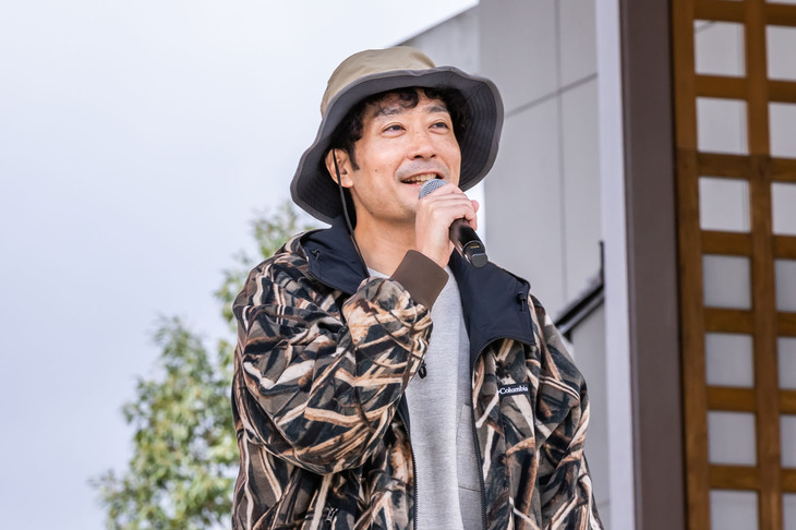 「ルノー カングージャンボリー2022」のイベント冒頭でステージに立ったルノー・ジャポン代表取締役社長の小川隼平さん。