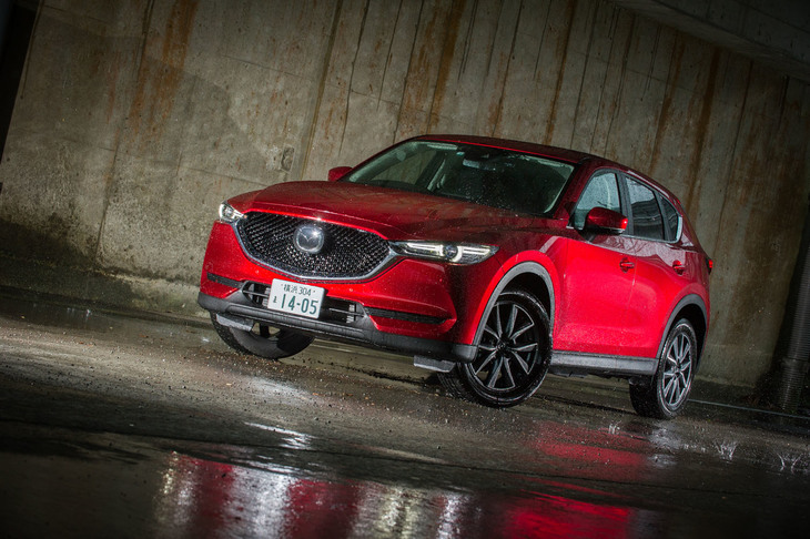 車両全体に「SKYACTIV」と総称されるマツダの次世代技術が取り入れられたモデルの第1弾として、2012年2月に登場した「CX-5」。現行型は2017年2月に発売された2代目にあたる。