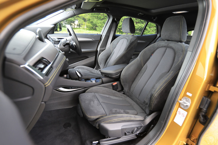 ファブリックとアルカンターラのコンビ素材を使用したスポーツシートも「MスポーツX」専用。ステッチカラーにはイエローを採用している。