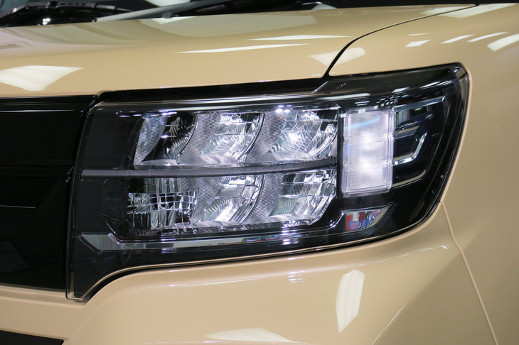 ダイハツ・タント ファンクロス（ヘッドランプ）