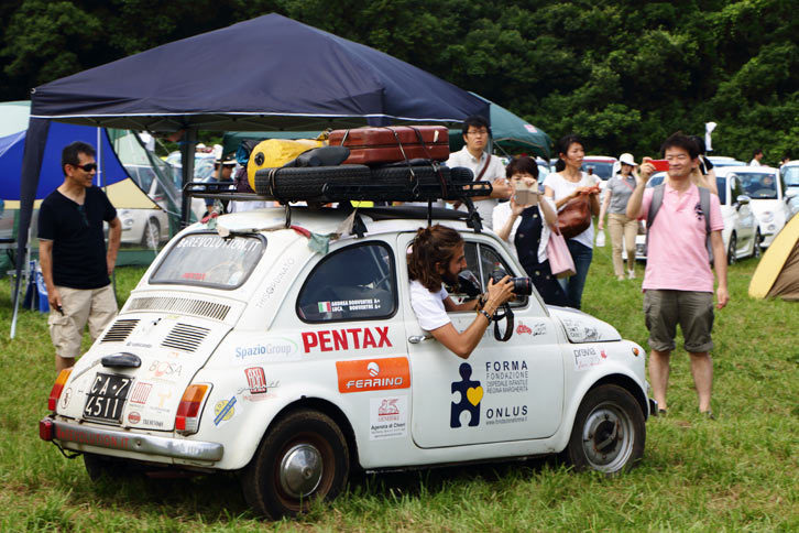 特別ゲストとして姿を現したのは、ルーフラックに荷物を満載した「ヌオーバ500」。その正体は？
			 