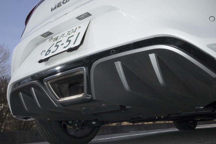 リアには大仰なフィンを4本備えたディフューザーが備わる。