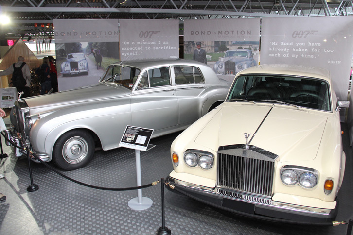 映画『007シリーズ』でも、たびたびロールス・ロイスは富と権力の象徴として用いられてきた。写真は、1985年の作品『美しき獲物たち』に使われた2台。右は「シルバーシャドーII」で、左は「シルバークラウドII」。後者は同映画のプロデューサー、“カービー”ブロッコリの個人所有車であった。