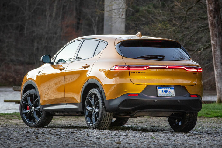 「ダッジ・ホーネット」。パワーユニットは2リッターガソリンエンジンか1.3リッターエンジン＋ハイブリッドで、いずれもAWD。