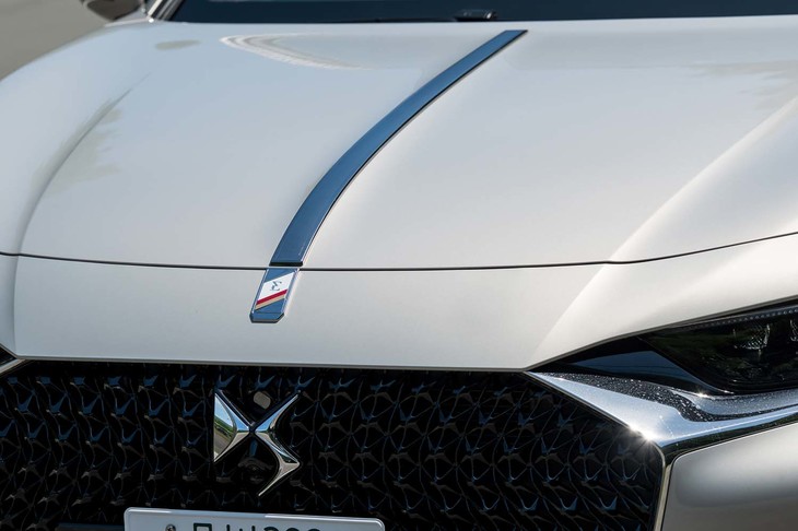 ボンネットの中央を縦断する「セイバー」と呼ばれるクロームパーツには「クルドパリ」という格子模様が刻まれる。