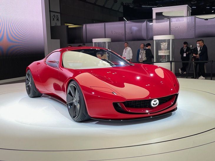 どこからどう見ても正統派スーパーカーのようなスタイリングが美しい！