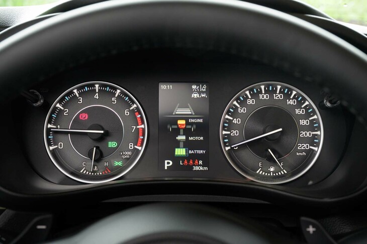 メーターパネルは、機械式の速度計とエンジン回転計、燃料計、水温計に、フルカラーのインフォメーションディスプレイの組み合わせだ。