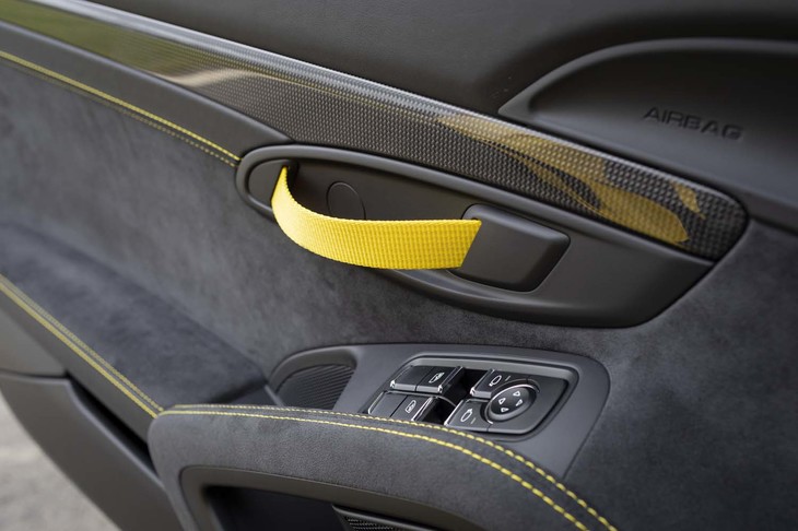 車両の軽量化を図るべく、ドア内側の開閉ノブは簡素なベルト式になっている。