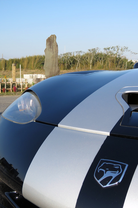 悪夢の九十九里ロケにて、因縁の竹久夢二の詩碑を前に記念撮影。当分「バイパー」で海に近づくのはやめようと思う。