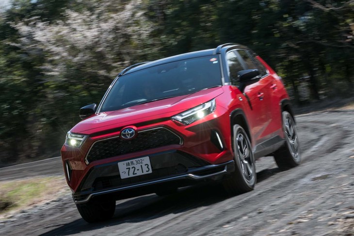 4WDシステムはリアアクスルに最高出力54PSの独立したモーターを搭載した「E-Four」。ガソリンモデルのようなトルクベクタリング機能などは備わらない。