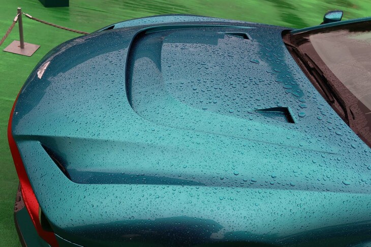 アストンマーティン・ヴァラー（ボンネット）