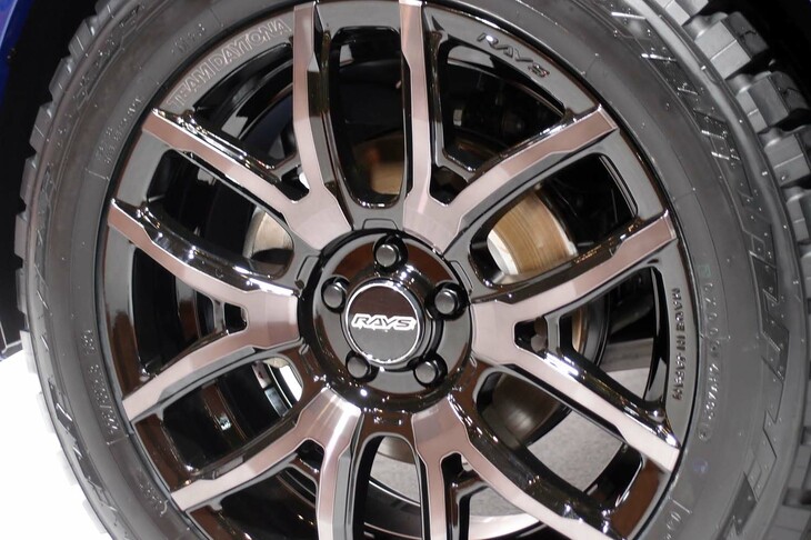 ダイハツ・ロッキー プレミアムver.（レイズ製18インチアルミホイール）