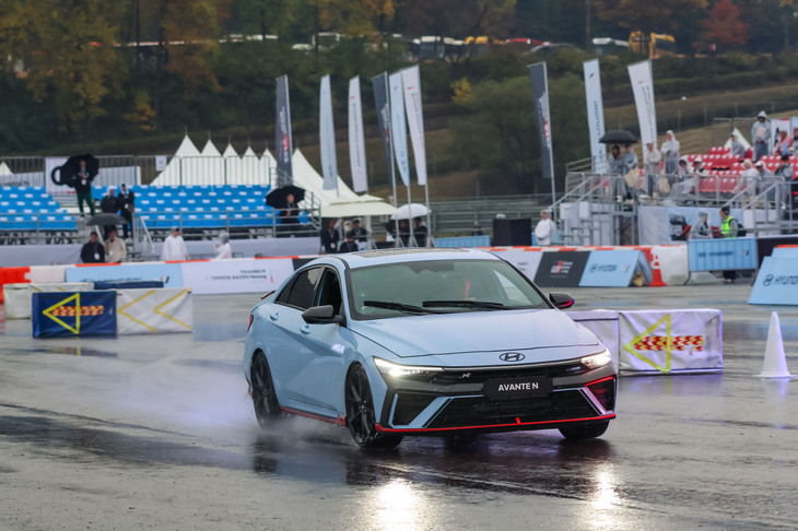 公の場でお互いがライバルメーカーのクルマをドライブするなんて、なかなか見られません。写真はヒョンデの「アバンテN」。