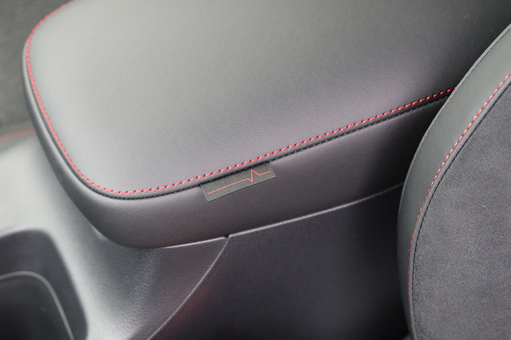 ホンダ・ヴェゼルe：HEV RS（前席のアームレスト）