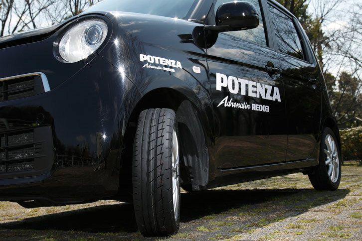 ブリヂストンでは、公道でのスポーティーな走りを重視した“ストリートスポーティータイヤ”「ポテンザ アドレナリンRE003」についても、軽自動車用のサイズを追加設定。軽自動車用タイヤのラインナップ拡充を図っている。