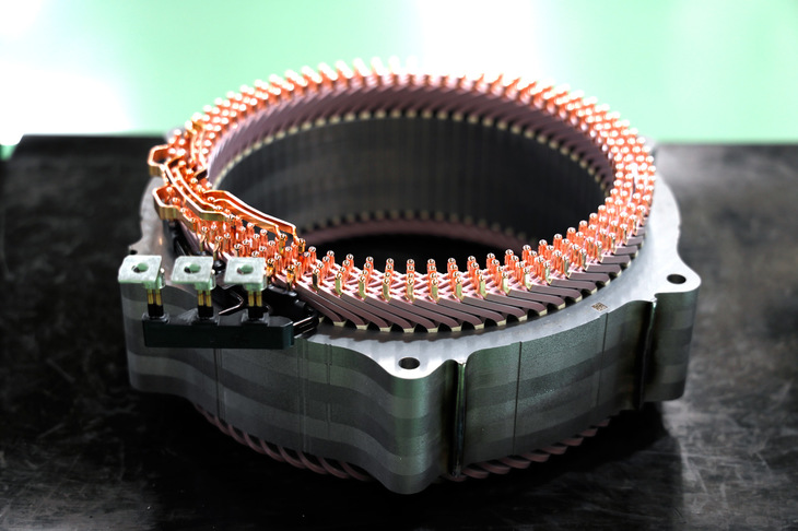 ワイヤーを挿したら、反対側から飛び出た部分を折り曲げ、隣り合うワイヤー同士の先端をTIG溶接。三相ケーブルを取り付け、回路を完成させる。