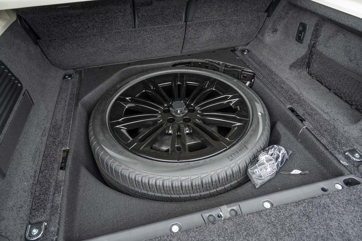 フルサイズのスペアタイヤは無償で選べるオプション。