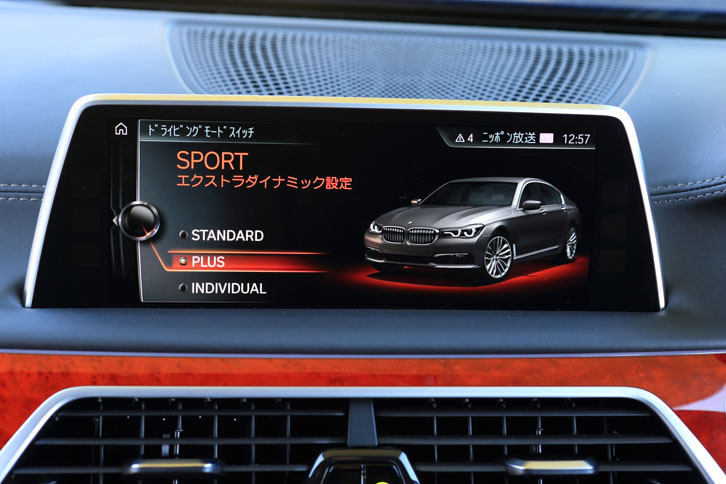 運動性能を最大限に高める「スポーツ・プラス・モード」を選択すると、車高が20mm下がる。