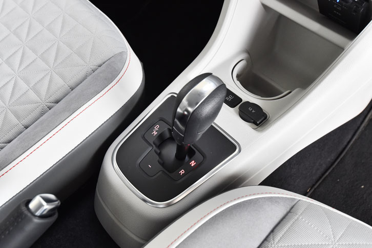 
	トランスミッションは、自動変速が可能な5段のセミAT。レバーを操作して任意にシフトを行うMTモードも選べる。
	