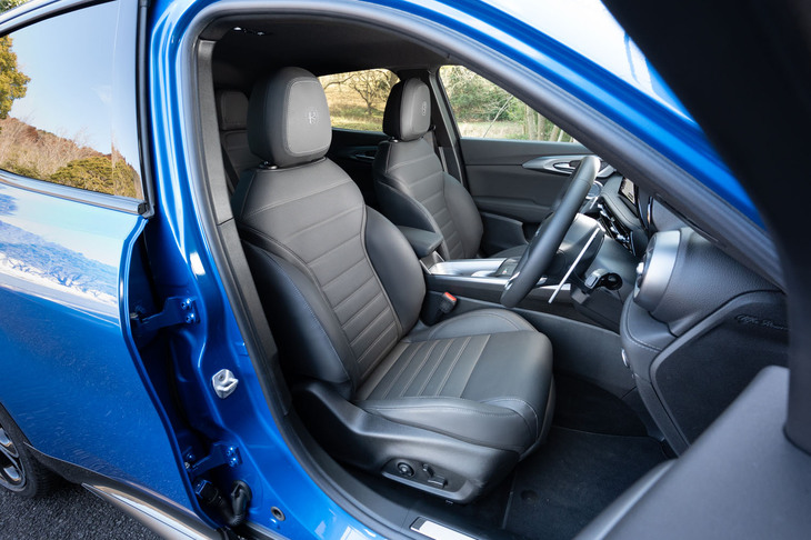 「エディツィオーネ スペチアーレ」に備わるブラックのレザーシート。前席には電動調整機構（運転席メモリー機能付き）やシートヒーターなどが装備される。