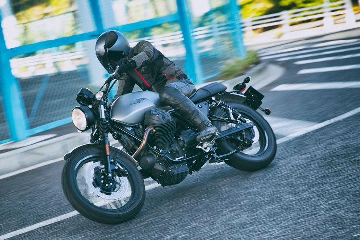 クラシカルな雰囲気の「V7 IIIラフ」だが、ABSなどの安全装備は十分に現代的。トラクションコントロールは介入度合いを2段階に調整可能で、機能をカットすることもできる。