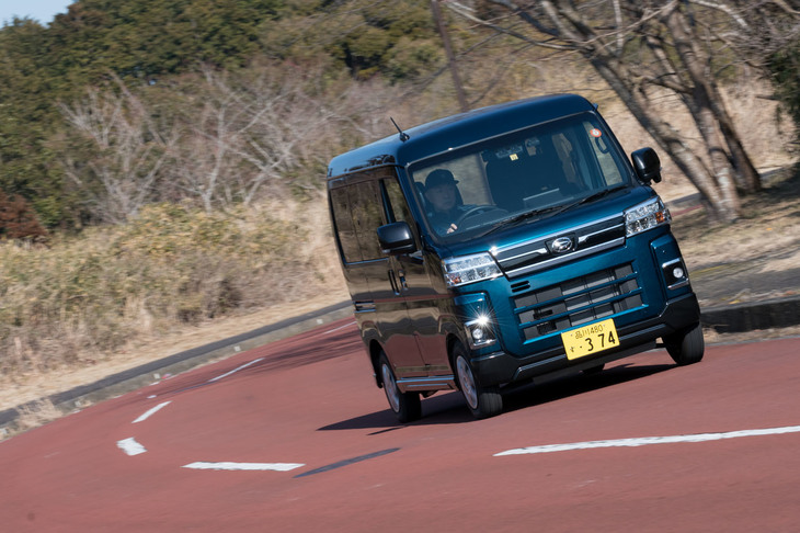 軽量・高剛性な新しい車両骨格と、それに合わせて設計されたサスペンションが用いられた新型「アトレー」。従来モデルより明確に乗り心地や操縦安定性が向上していた。