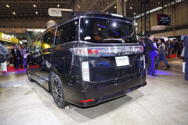 日産エルグランド ハイウェイスター ジェットブラック アーバンクロム