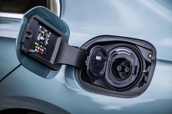 「E350eスポーツ エディションスター」は普通充電と急速充電の両方に対応するほか、V2H／V2Lによって車外に電力を供給できる。充電規格「CHAdeMO（チャデモ）」の充電口をボディー左フェンダーに、普通充電口をリアバンパー右に配置している。