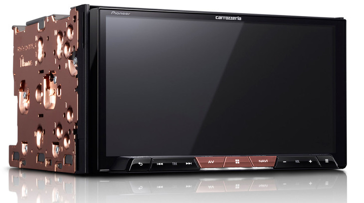 音響技術や高音質パーツ、部材をふんだんに盛り込み、さらなる高音質を追求したのが“サイバーナビ Xシリーズ”ことAVIC-CZ902XS。シャシーは銅メッキを多用し、内部も基板の間にノイズが回り込まないような配慮がなされている。価格は24万8000円。