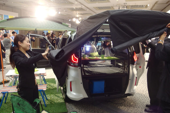 これは蚊帳ではなく、中で着替えをするためのスクリーン。開くときはわずか3分だけど、片付けるときが○×△□なんだとか。大変なときに話しかけてゴメンナサイ。