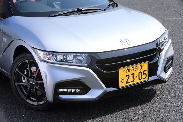 フロントまわりは、グリル一体型の専用バンパーやLEDフォグライトが特徴。