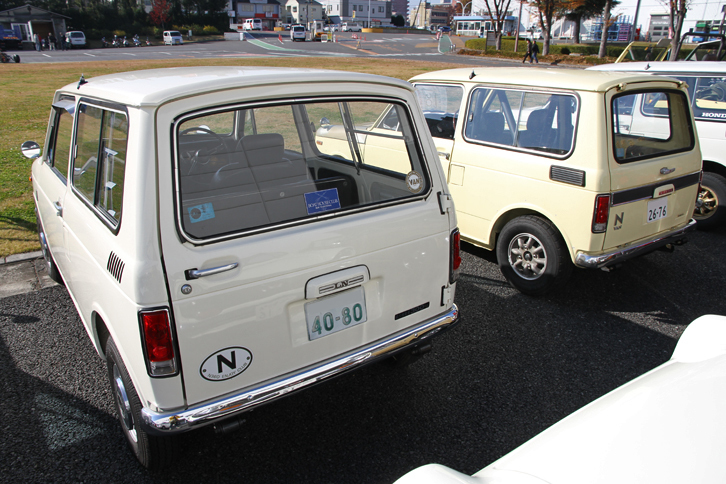 「LN360」のテールゲートは、横開き式（左）と上下開き式（右）の2種類が用意されていた。最大積載量は2人乗車で300kg、4人乗車で200kg。