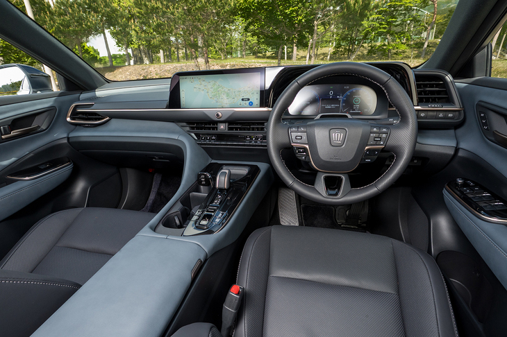 グレイッシュブルーのインテリアカラーは「エステートRS」専用色。雲柄とうたわれるとおり、塗装が揺らいだかのような表情をもたされている。